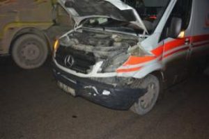 Virajı alamayan ambulans otomobille &ccedil;arpıştı