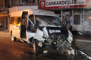 Minib&uuml;s direğe &ccedil;arptı: 5 yaralı