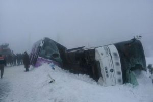 Devrilen otob&uuml;s başka araca &ccedil;arptı: 17 yaralı
