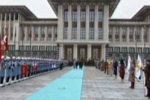 Aliyev'e 16 askerli karşılama