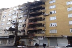Patlayan trafo iki binayı yaktı