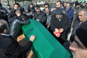 Damatlığıyla toprağa verildi!