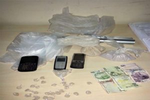 Eroini duvara g&ouml;m&uuml;l&uuml; kasaya gizlemiş