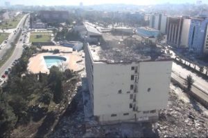 8. kattaki işmakinesi merak konusu oldu
