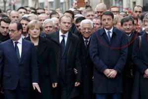 Paris y&uuml;r&uuml;y&uuml;ş&uuml;ne katılan Davutoğlu'na eleştiri