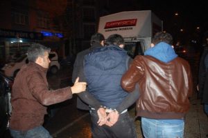 Belinde tabanca, cebinde uyuşturucu ile yakalandı