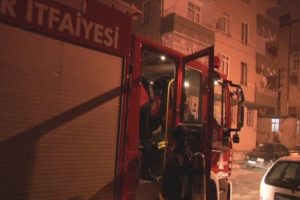 Mutfakta &ccedil;ıkan yangın itfaiye tarafından s&ouml;nd&uuml;r&uuml;ld&uuml;