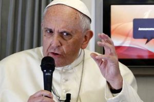 Papa'dan 'Charlie Hebdo' yorumu: Anneme k&uuml;frederseniz yumruğu yersiniz