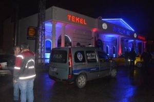 Otomobilden a&ccedil;ılan ateşle ağır yaralandı!