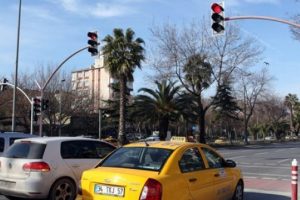 T&uuml;rk m&uuml;hendisin m&uuml;thiş keşfi: Sanal trafik ışığı!