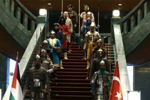 16 askerin kıyafetlerini diken tasarımcı konuştu