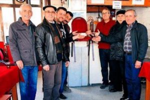 Milyonerin uğurlu sandalyesi duvarda!