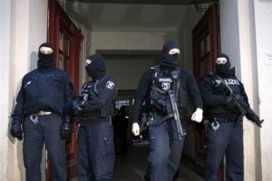 Avrupa'da &uuml;&ccedil; &uuml;lkede dev ter&ouml;r operasyonu: İki T&uuml;rk tutuklandı