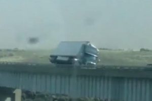 Danimarka'da r&uuml;zgarın şiddetine dayanamayan TIR devrildi