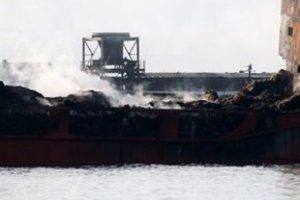 Yanan gemiyi soğutma &ccedil;alışmaları devam ediyor