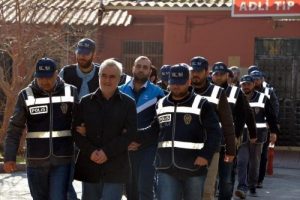 Sarhoş ettikleri m&uuml;şterilere zorla senet imzalatmışlar