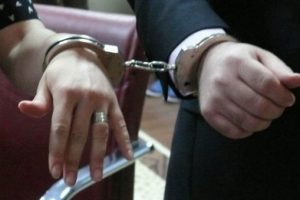 D&uuml;nyaevine copların altından ge&ccedil;erek kelep&ccedil;eyle girdiler