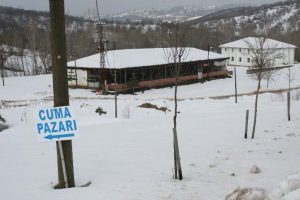Tarihi pazarı kar vurdu