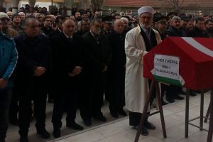 Kansere yenik d&uuml;şen Tank Kıdemli Baş&ccedil;avuş toprağa verildi