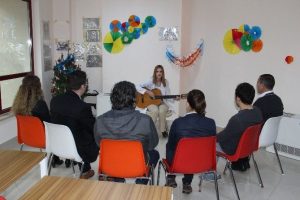 G&ouml;rme engelli psikologdan gitarlı terapi