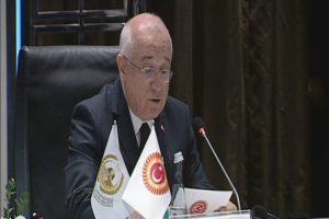 Cemil &Ccedil;i&ccedil;ek: "Ter&ouml;ristlerin isimleriyle bir dinin mensupları su&ccedil;lanamaz"