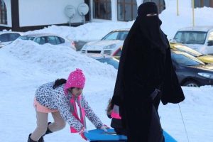 Bursa'da Arap turistlerin kızak keyfi