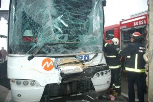 Bursa'da feci kaza: Otob&uuml;s kamyona &ccedil;arptı!