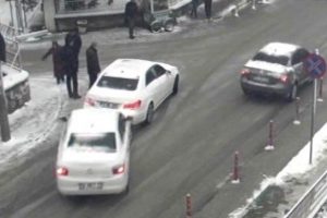 Bursa'da 'kar manzaraları': Aynı anda 2 kaza!