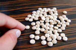 Sa&ccedil; boyasının yanında 4 milyon 700 bin TL'lik uyuşturucu