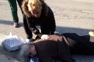 Yaşlı kadınlara &ccedil;arpıp &ouml;l&uuml;me terk etti