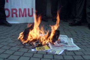 Cumhuriyet gazetesi ve Charlie Hebdo dergisini yaktılar