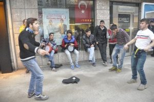 Sokak ortasında d&ouml;kt&uuml;re d&ouml;kt&uuml;re oynadılar