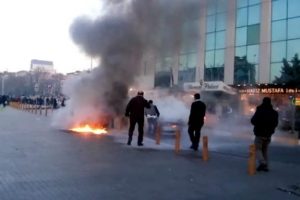 Taksim'in g&ouml;beğinde aracını yaktı