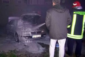 &Ccedil;alıştırmak istediği otomobili aniden alev aldı