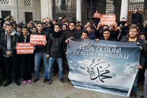 &Ouml;zg&uuml;r-Der'den sabah namazında protesto