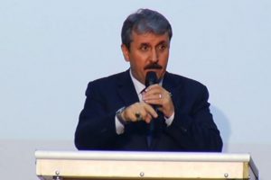 Destici: "B&uuml;t&uuml;n cemaatlere aynı yakınlıktayız"