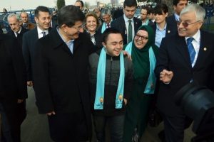 Engelli gen&ccedil; Başbakan Davutoğlu'ndan ne istedi