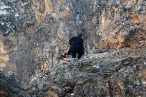 Gizli gizli derisini y&uuml;zerken yakalandılar!