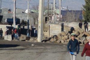 Polisten g&ouml;stericilere K&uuml;rt&ccedil;e uyarı