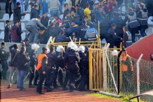 Sahadaki gerginlik trib&uuml;nlere sı&ccedil;radı
