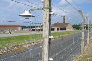Almanya'da m&uuml;ltecilere Nazi toplama kampı şoku