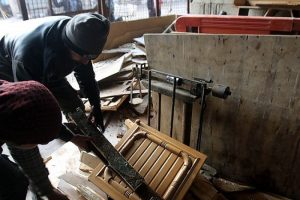 Isınmak i&ccedil;in mobilyaları yaktılar