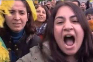 K&uuml;rt kızına Kobani'den d&ouml;n&uuml;şte Londra'da g&ouml;zaltı