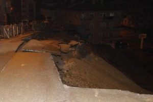 Cadde g&ouml;&ccedil;t&uuml;, araba ağaca takılı kaldı
