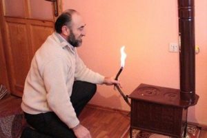 Su ararken buldu! Bedavaya ısınıyor