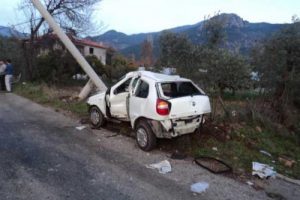 Otomobil elektrik direğine &ccedil;arptı