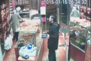 Sadaka kutusunu &ccedil;alarken...
