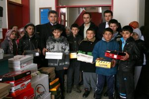 &Ouml;ğrencilerin ayaklarını ısıtan yardım