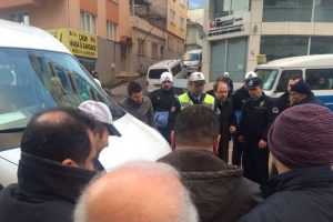Bursa'da servis&ccedil;iler ile zabıta ekipleri arasında arbede!