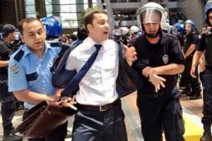 Hakim i&ccedil;in s&uuml;rg&uuml;n isteniyor! Avukatlara destek verince...